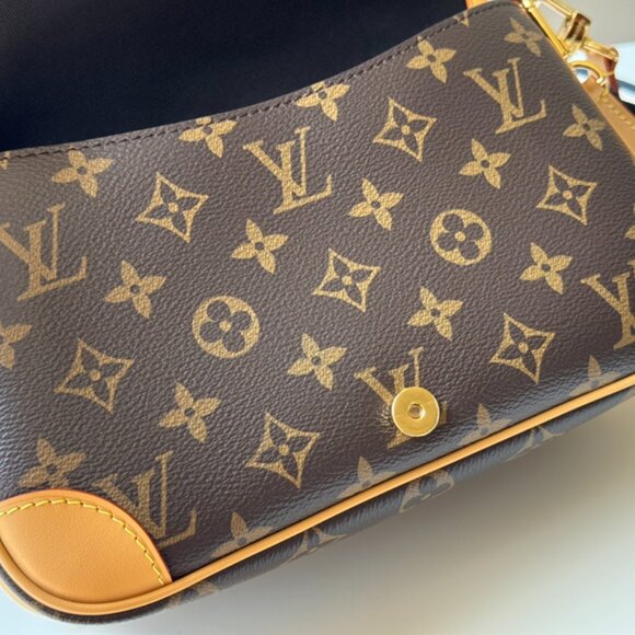 Louis Vuitton Monogram Diane PM M46049 Shoulder Bag - Picture 5 of 9